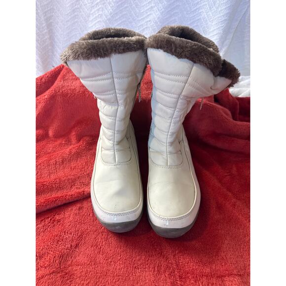 Totes Women’s White Faux Fur Quilted Winter Snow Boots Size 8M - Picture 1 of 7